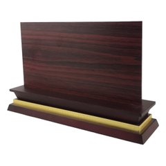 Bảng chức danh đế gỗ hoa văn DG07-B 330x60mm có mặt mica vân gỗ 294x140mm dày 3mm