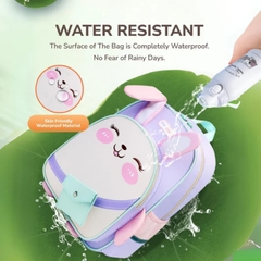 Balo mẫu giáo / lớp 1 SUN EIGHT Mailz 22250 đáng yêu cho bé trai bé gái - Rộng rãi, gọn nhẹ, đai ngực, trượt nuớc