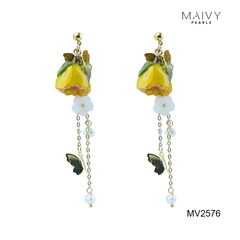 MV2576 - Bông tai hoa hồng sấy khô phủ keo dáng dài mix ngọc trai và charm hồ điệp bạc mạ vàng 18k