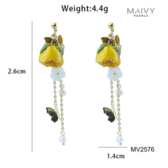 MV2576 - Bông tai hoa hồng sấy khô phủ keo dáng dài mix ngọc trai và charm hồ điệp bạc mạ vàng 18k