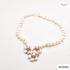 MV2502 - Dây chuyền ngọc trai trắng mặt kết 3 hoa nhụy hồng.
