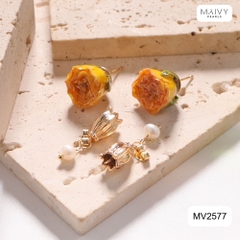 MV2577 - Bông tai hoa hồng phủ keo mix charm hoa linh lan 2 màu hồng/vàng