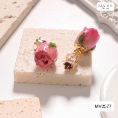 MV2577 - Bông tai hoa hồng phủ keo mix charm hoa linh lan 2 màu hồng/vàng