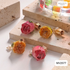 MV2577 - Bông tai hoa hồng phủ keo mix charm hoa linh lan 2 màu hồng/vàng