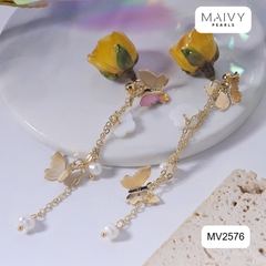 MV2576 - Bông tai hoa hồng sấy khô phủ keo dáng dài mix ngọc trai và charm hồ điệp bạc mạ vàng 18k