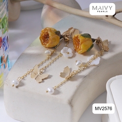 MV2576 - Bông tai hoa hồng sấy khô phủ keo dáng dài mix ngọc trai và charm hồ điệp bạc mạ vàng 18k