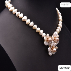 MV2502 - Dây chuyền ngọc trai trắng mặt kết 3 hoa nhụy hồng.