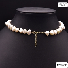 MV2502 - Dây chuyền ngọc trai trắng mặt kết 3 hoa nhụy hồng.