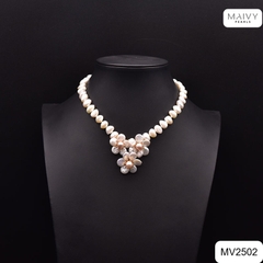 MV2502 - Dây chuyền ngọc trai trắng mặt kết 3 hoa nhụy hồng.