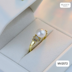 MV2572 - Nhẫn bạc 925 mạ vàng 18k nhấn viên ngọc trai tròn trắng đính đá xung quanh