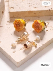 MV2577 - Bông tai hoa hồng phủ keo mix charm hoa linh lan 2 màu hồng/vàng