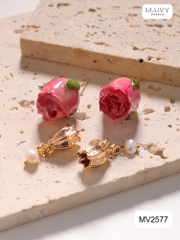 MV2577 - Bông tai hoa hồng phủ keo mix charm hoa linh lan 2 màu hồng/vàng