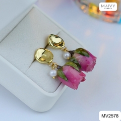 MV2578 - bông tai hoa hồng thật sấy khô phủ keo mix ngọc trai thật đế bạc 925 mạ vàng 18k
