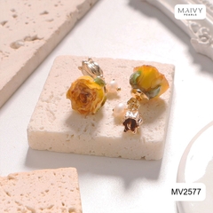MV2577 - Bông tai hoa hồng phủ keo mix charm hoa linh lan 2 màu hồng/vàng