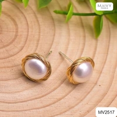 MV2517 - Bông tai nụ trai trắng quấn viền