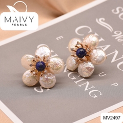 MV2497 - Bông tai ngọc trai trắng kết hoa nhụy đá xanh dương dáng nụ cài