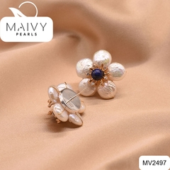MV2497 - Bông tai ngọc trai trắng kết hoa nhụy đá xanh dương dáng nụ cài