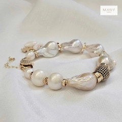MV2129 - Lắc tay Baroque trắng mix charm