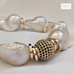 MV2129 - Lắc tay Baroque trắng mix charm