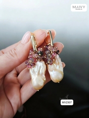 MV2307 - Hoa tai đá chùm hồng nhấn ngọc trai baroque trắng