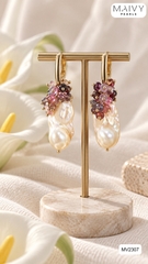 MV2307 - Hoa tai đá chùm hồng nhấn ngọc trai baroque trắng