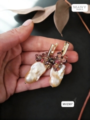 MV2307 - Hoa tai đá chùm hồng nhấn ngọc trai baroque trắng