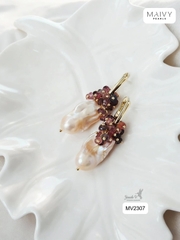 MV2307 - Hoa tai đá chùm hồng nhấn ngọc trai baroque trắng