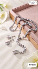 MV2338- Set dây chuyền trai xám Nhật mix khóa kẹp thông minh và bông tai Baroque ánh xám