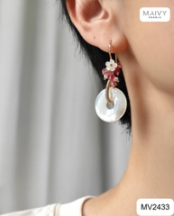 MV2433 - Bông tai đá tự nhiên mix xà cừ hình đồng điếu trắng khuyên móc