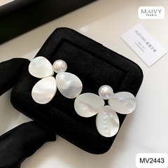 MV2443- Bông tai 3 cánh xà cừ trắng mix trai