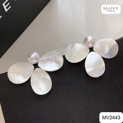MV2443- Bông tai 3 cánh xà cừ trắng mix trai