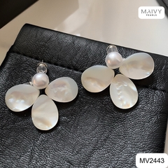 MV2443- Bông tai 3 cánh xà cừ trắng mix trai