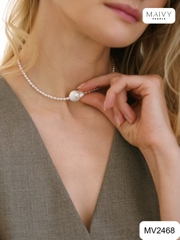 MV2468 - Dây chuyền ngọc trai gạo nhí nhấn mặt là ngọc trai baroque dài 38cm đeo kiểu chocker màu trắng