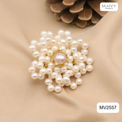MV2557 - Cài áo ngọc trai tròn trắng 5mm kết hoa trà