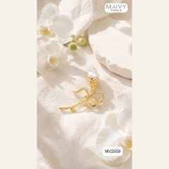 MV2559-✨ NỤ HỒNG THU NHỎ TRÊN NGỰC ÁO: CÀI ÁO NỤ HỒNG MV2559