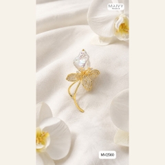 Cài áo hoa 4 cánh đính đá nhụy ngọc trai baroque mạ vàng MV2560