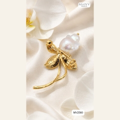 Cài áo hoa 4 cánh đính đá nhụy ngọc trai baroque mạ vàng MV2560