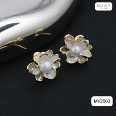 MV2563- Bông tai dáng hoa mạ vàng 18k đính ngọc trai trắng sz z6-7mm