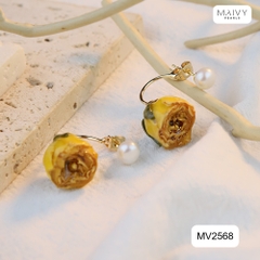 MV2568  - Bông tai hoa hồng khô phủ keo mix ngọc trai trắng màu vàng