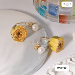 MV2568  - Bông tai hoa hồng khô phủ keo mix ngọc trai trắng màu vàng