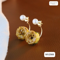 MV2568  - Bông tai hoa hồng khô phủ keo mix ngọc trai trắng màu vàng