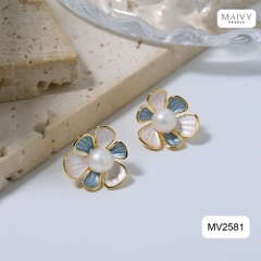 MV2581- Bông tai hoa 6 cánh nhấn nhụy ngọc trai ngọt tròn trắng sz 5-6mm