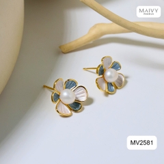 MV2581- Bông tai hoa 6 cánh nhấn nhụy ngọc trai ngọt tròn trắng sz 5-6mm