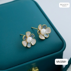 MV2581- Bông tai hoa 6 cánh nhấn nhụy ngọc trai ngọt tròn trắng sz 5-6mm