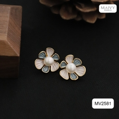 MV2581- Bông tai hoa 6 cánh nhấn nhụy ngọc trai ngọt tròn trắng sz 5-6mm