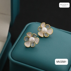 MV2581- Bông tai hoa 6 cánh nhấn nhụy ngọc trai ngọt tròn trắng sz 5-6mm