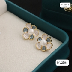 MV2581- Bông tai hoa 6 cánh nhấn nhụy ngọc trai ngọt tròn trắng sz 5-6mm