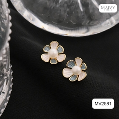MV2581- Bông tai hoa 6 cánh nhấn nhụy ngọc trai ngọt tròn trắng sz 5-6mm