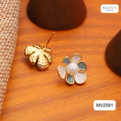 MV2581- Bông tai hoa 6 cánh nhấn nhụy ngọc trai ngọt tròn trắng sz 5-6mm