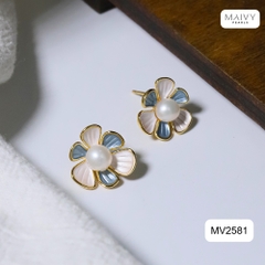 MV2581- Bông tai hoa 6 cánh nhấn nhụy ngọc trai ngọt tròn trắng sz 5-6mm